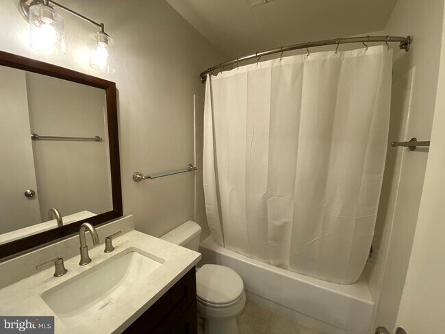 Building Photo - 2562 Glengyle Dr