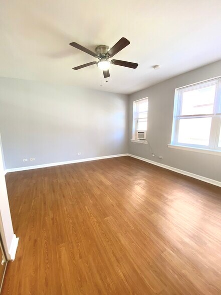 Building Photo - 4241 N Kenmore Ave