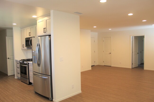 Building Photo - Completely Remodeled Central Ventura Home!