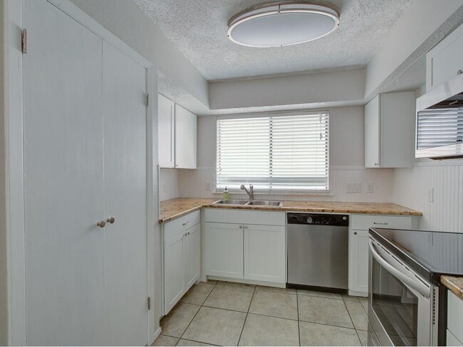 Building Photo - 8402 Tallwood Dr