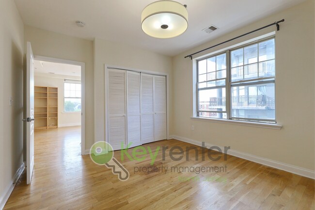 Building Photo - Top-Floor 2BR/2BA Condo with NYC Views + P...