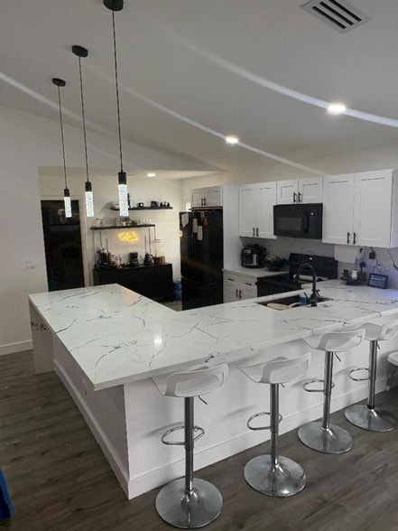 Building Photo - 8520 Tourmaline Blvd