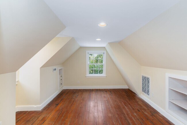 Building Photo - 3 Bedroom, 1.5 Bathroom Home Downtown - Charleston