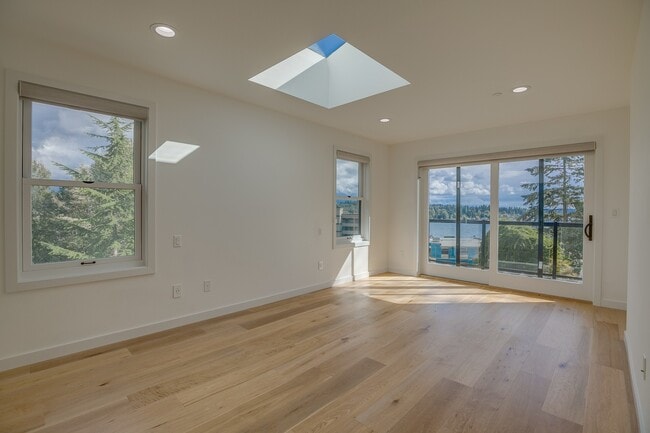 Building Photo - Stunning 5 Bedroom Juanita Bay Home For Rent!