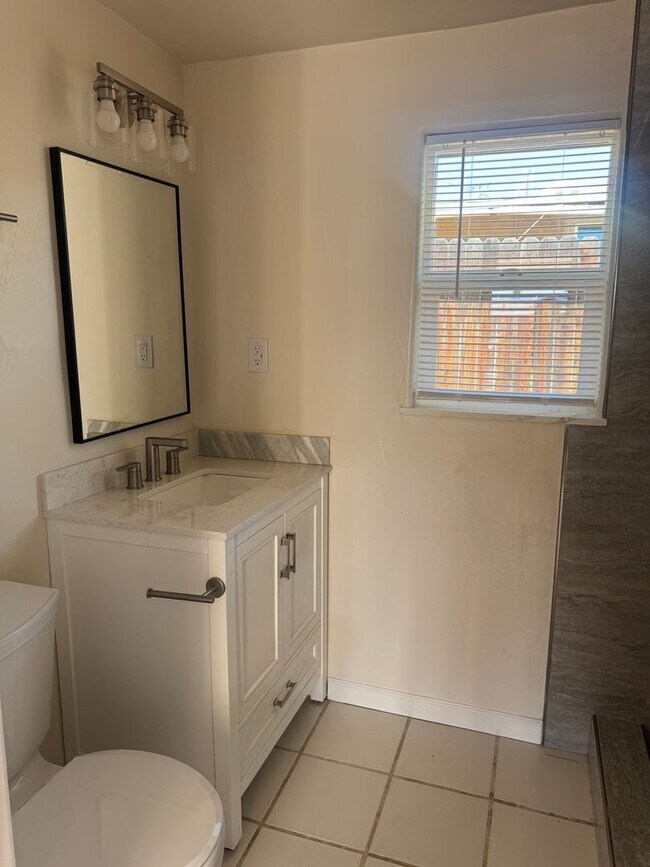 Building Photo - NE 4 bedroom home by Bakersfield College