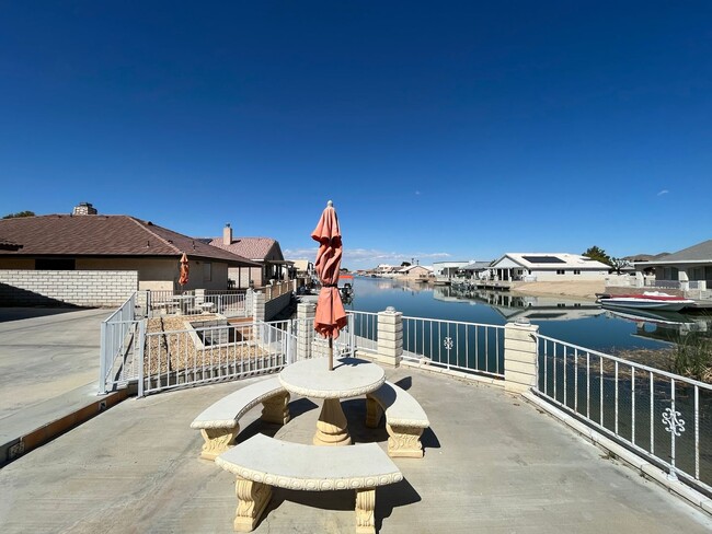 Building Photo - Lake Living at Its Finest!