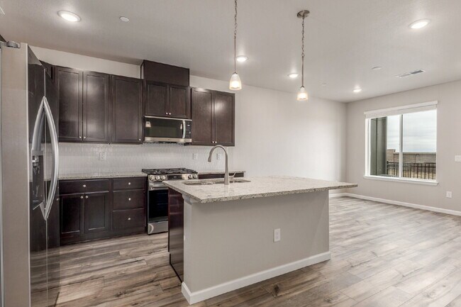 Building Photo - Castle pines 3 bed / 3 bath townhome for rent