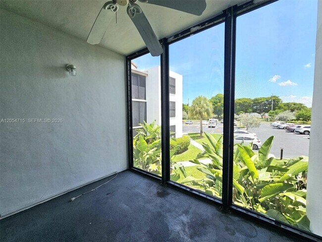 Building Photo - 210 Lake Pointe Dr