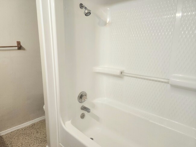 Building Photo - 417 1/2 S Avenue A