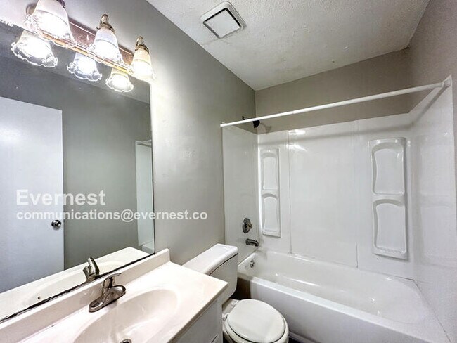 Building Photo - Spacious 3 Bed, 1 Bath Home with Fenced Yard and Off-Street Parking