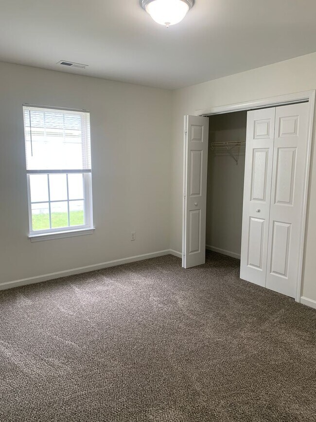 Building Photo - 3 Bedroom 2 Bath House on Victory Gardens Available Now