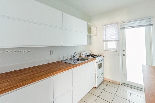 Building Photo - 1247 Marseille Dr