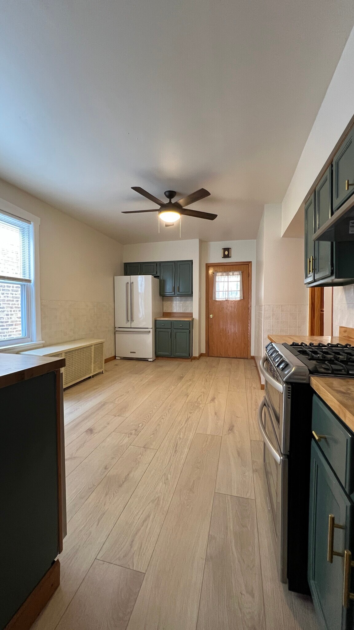 Large eat-in kitchen - 3354 N Springfield Ave