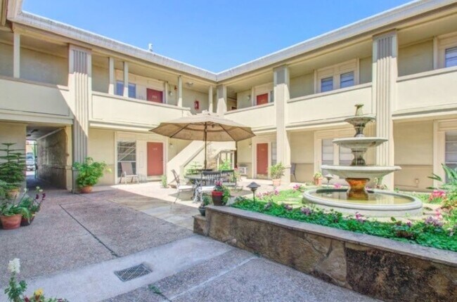 Building Photo - 4727 W Alabama St