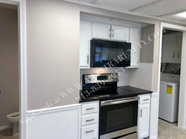 Building Photo - Beautiful 3 Bedroom Duplex in Olathe-Available NOW!!