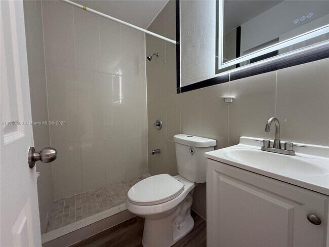 Building Photo - 1120 NW 32nd Ct