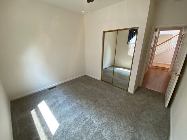 Building Photo - Great Highlands Ranch Home on the Golf Course!