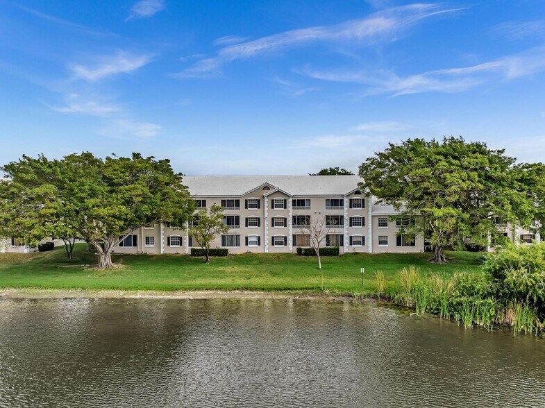 Building Photo - 2803 N Oakland Forest Dr