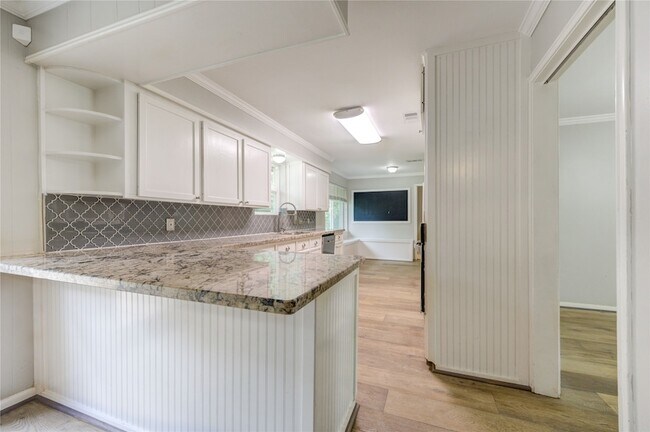 Building Photo - 5019 Oak Forest Dr
