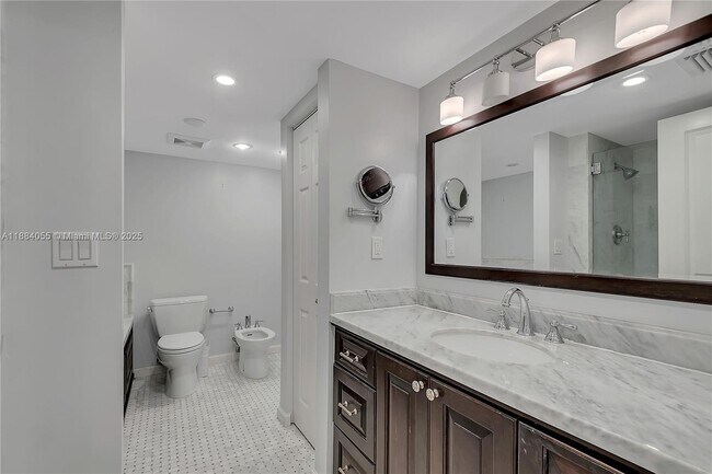 Building Photo - 5415 Collins Ave