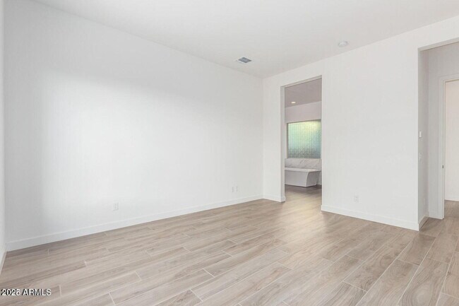 Building Photo - 1510 E Flower St