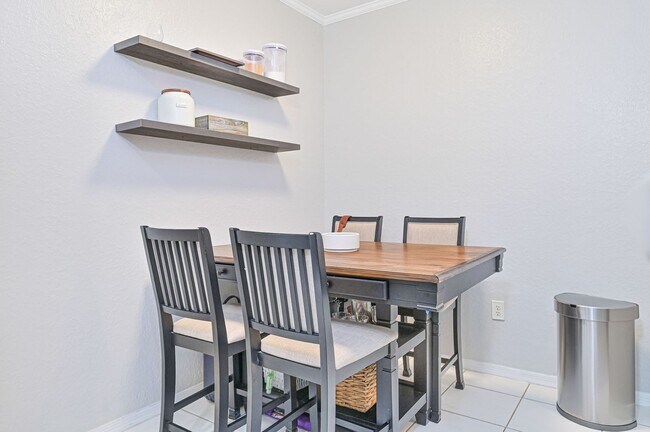 Building Photo - AVAILABLE January 2026 - 1/1 Condo - Acros...