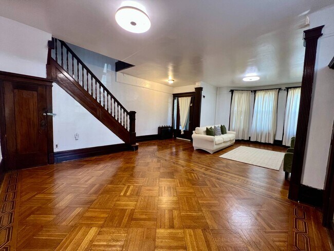 Building Photo - 2246 Vanderveer Pl