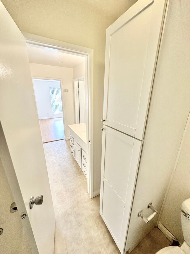 Building Photo - Spacious 1 Bedroom Condo on PCH