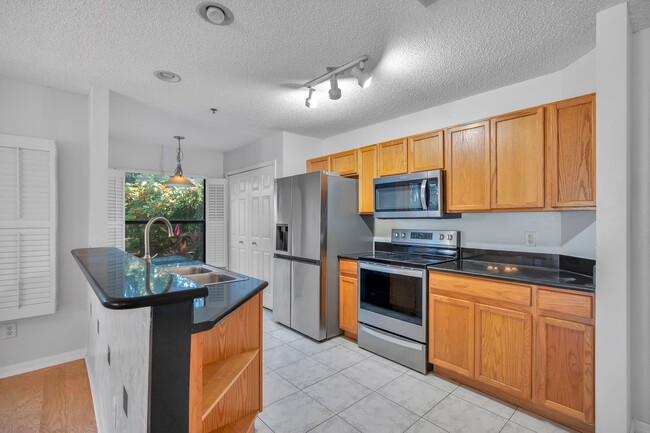 Building Photo - Spacious 3 Bedroom 2 Bath Condo in Gated Community of La Vita