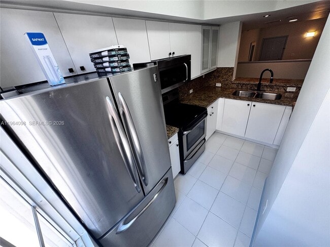 Building Photo - 2881 NE 185th St