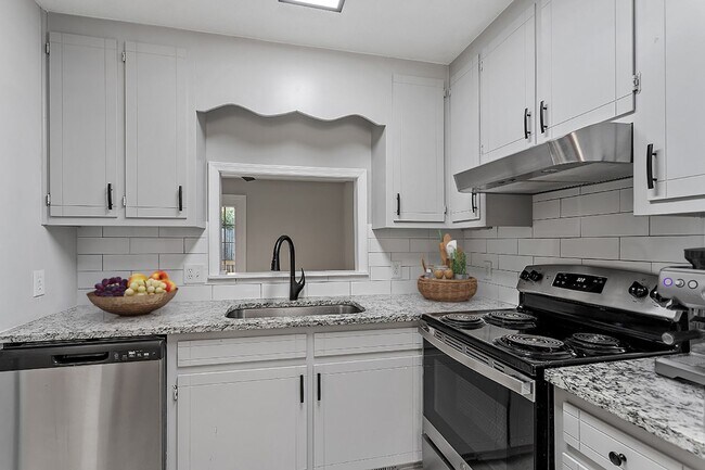 Building Photo - Gorgeous, Newly Renovated Townhome