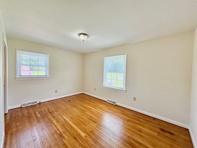 Building Photo - Southern Charm