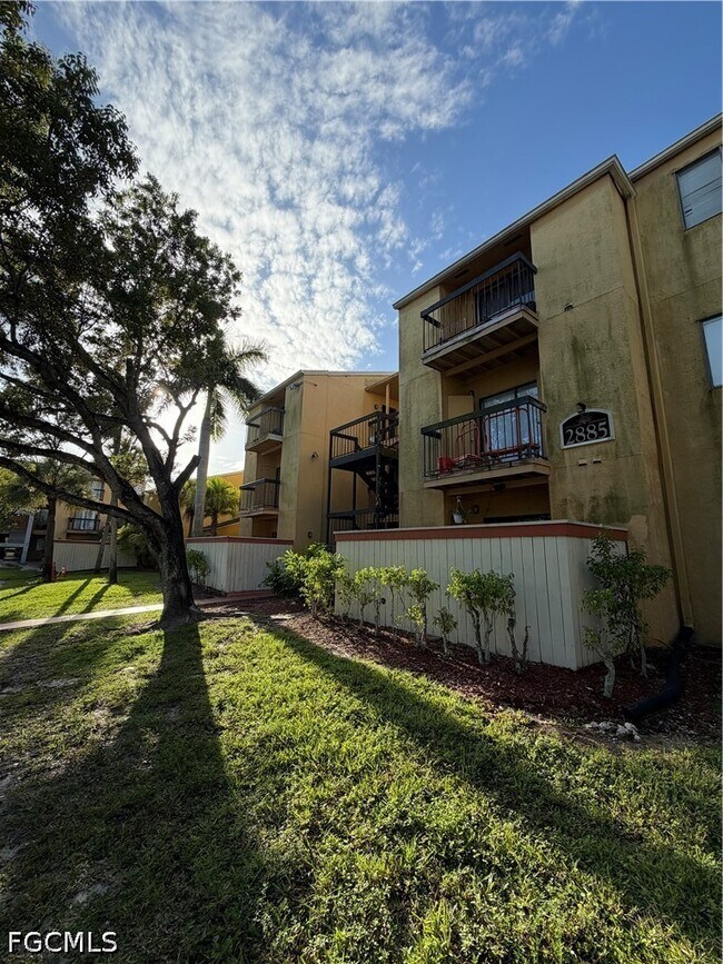 Building Photo - 2885 Winkler Ave