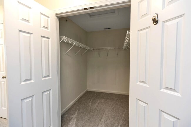 Building Photo - 240 Knollwood Way