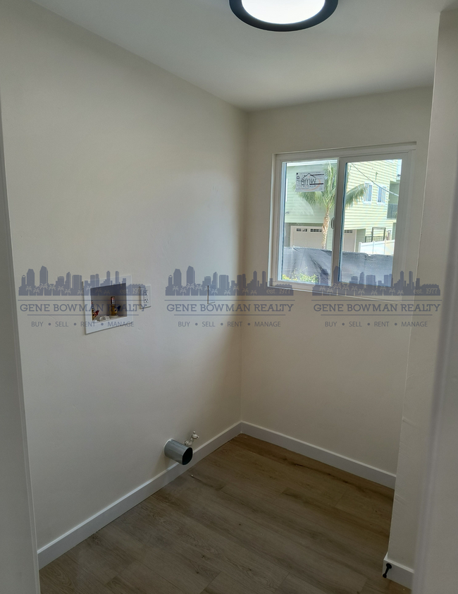 Building Photo - Newly Renovated, Beautiful 2-Bed/1Bath Sta...