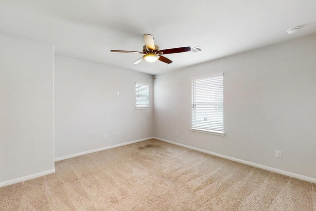 Building Photo - 5 bedroom 2.5 bath home in Bryan