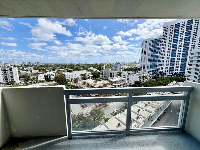 Building Photo - 1500 Bay Rd