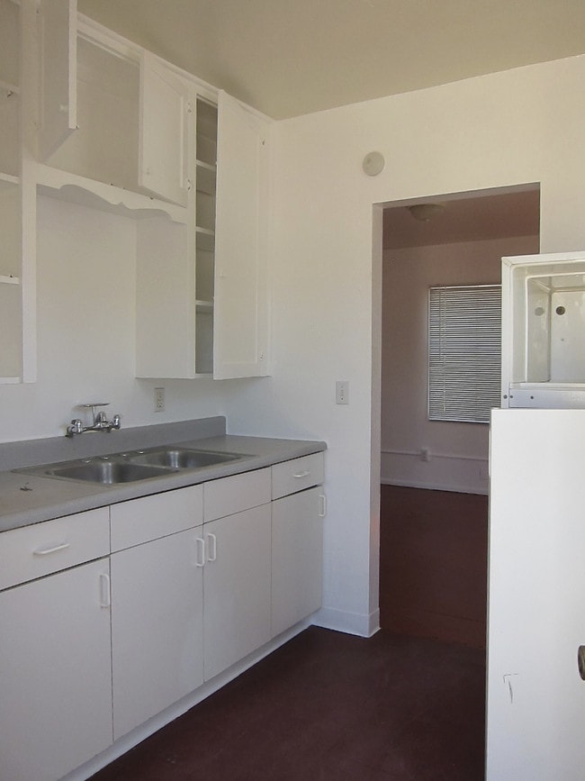 Kitchen - 1103 E Adams St