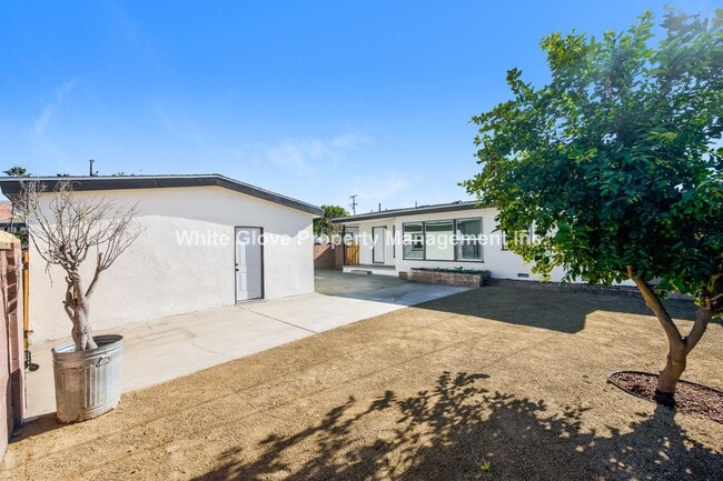 Building Photo - Beautifully Remodeled 3 Bed / 1.5 Bath Bellflow Home with New Upgrades Throughout