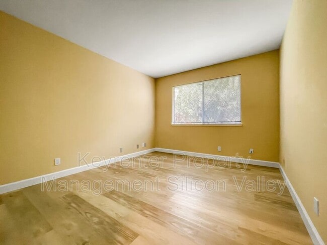 Building Photo - 933 Miramonte Ave