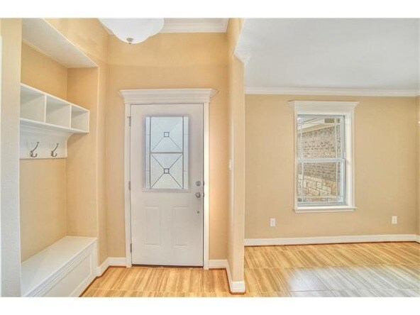 Building Photo - 2118 Yturria Dr