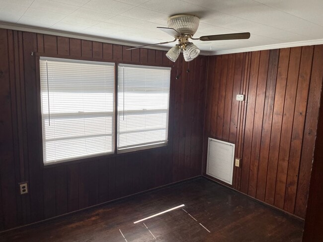 Building Photo - 2 bedroom 1 bath not too far from downtown...
