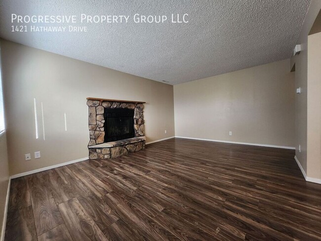 Building Photo - 1421 Hathaway Dr