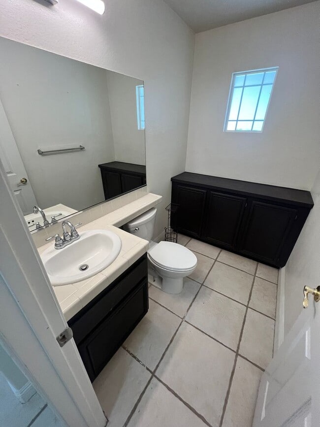 Building Photo - $4,500 - 4 Bed 2.5 Bath House located in G...