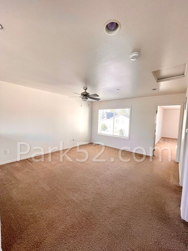 Building Photo - 3 Bedroom 3 Bathroom + Loft DuPont Home!