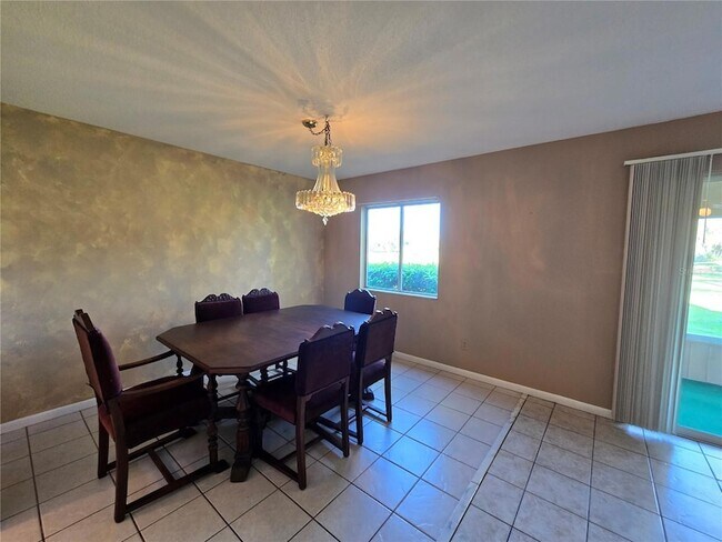 Building Photo - 582 Fairways Cir