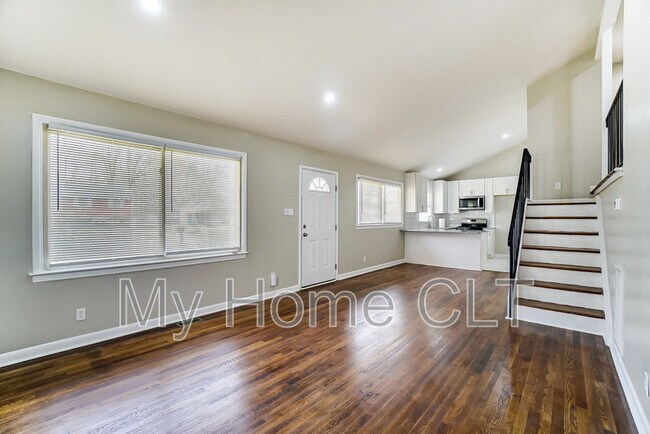 Building Photo - 717 Forest Dr