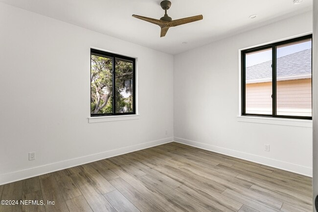 Building Photo - 207 Lora St