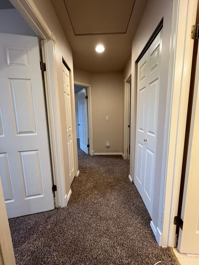 Building Photo - Three Bedroom In Great Location