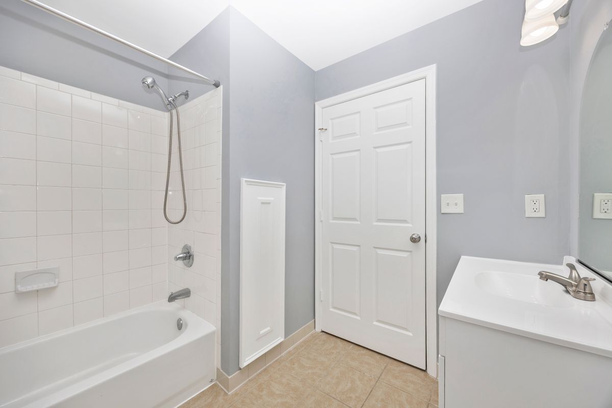 Building Photo - 10001 Vanderbilt Cir